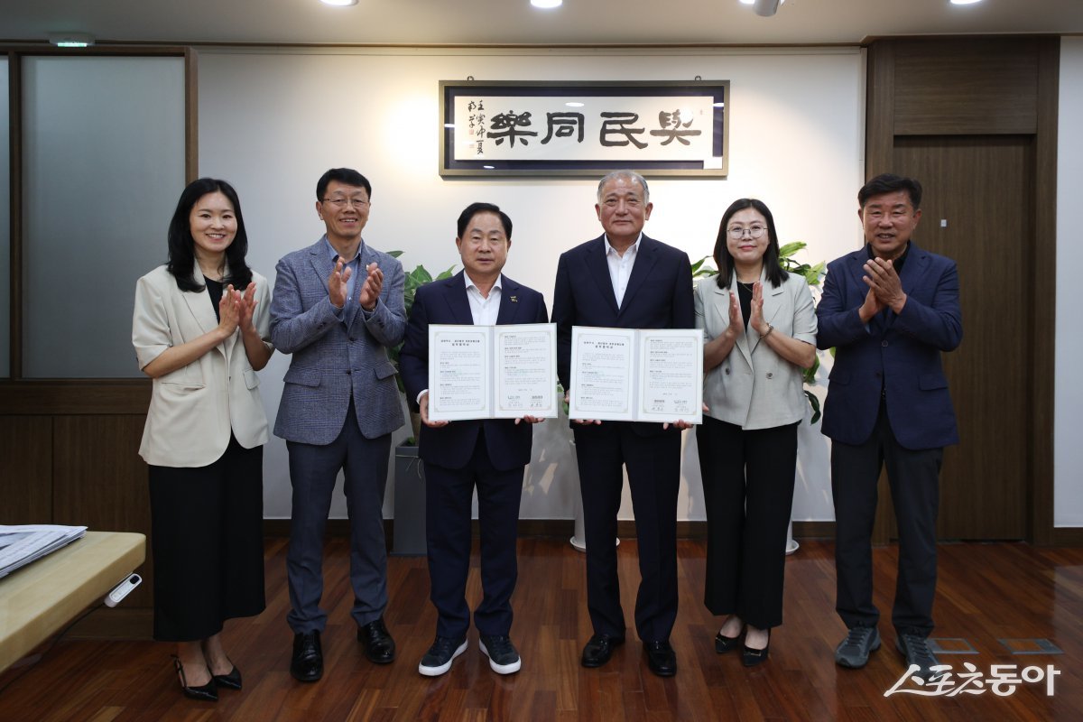 주광덕 시장(윈쪽 세번째)이 26일 시장 집무실에서 재단법인 경춘공원묘원과 ‘남양주시민 전용 묘역 운영을 위한 재협약’을 체결하고 있다. 사진제공ㅣ남양주시