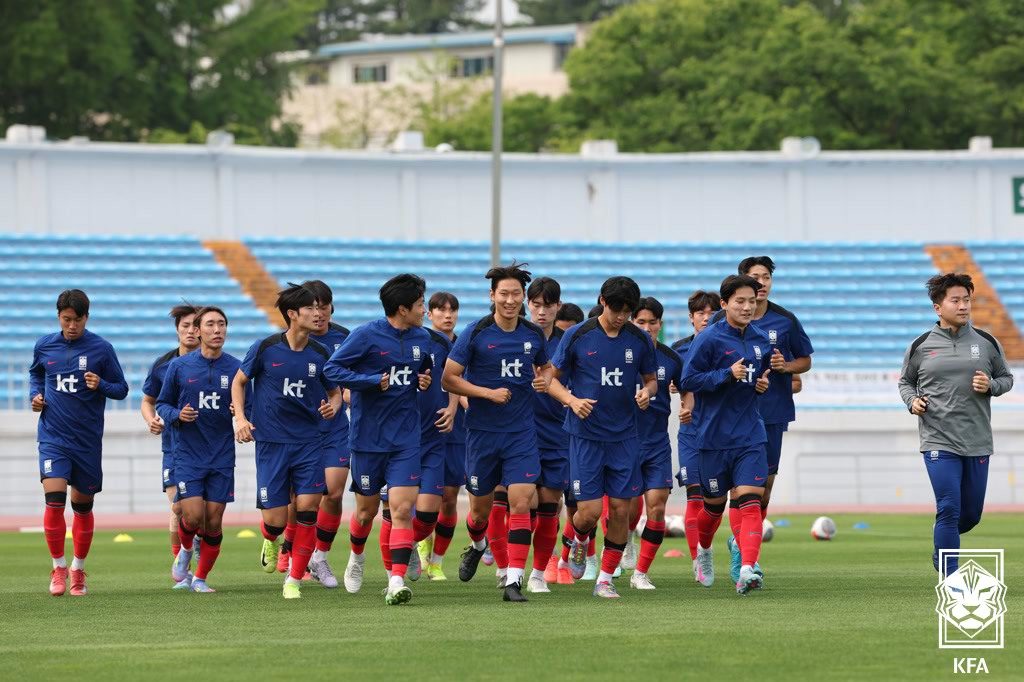 U-20 축구대표팀 선수들이 19일부터 22일까지 강원도 원주시에서 진행된 국내 소집 훈련 도중 가볍게 뛰며 몸을 풀고 있다. 사진제공｜대한축구협회