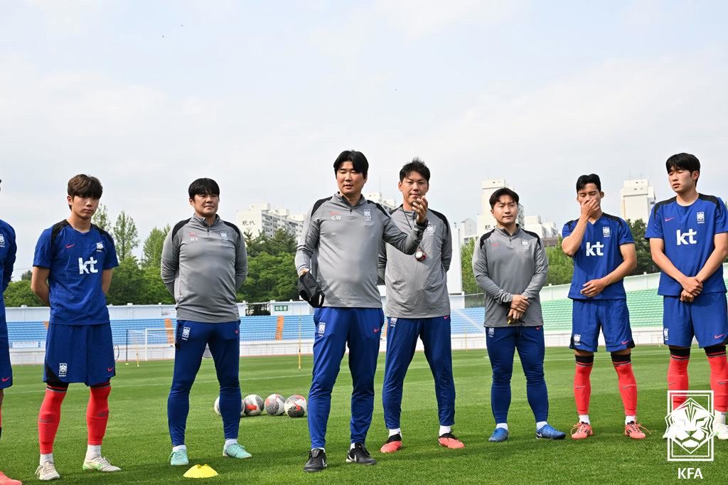 U-20 축구대표팀 이창원 감독(가운데)이 19일부터 22일까지 강원도 원주시에서 진행된 국내 소집 훈련 도중 선수들을 모아놓고 이야기하고 있다. 사진제공｜대한축구협회
