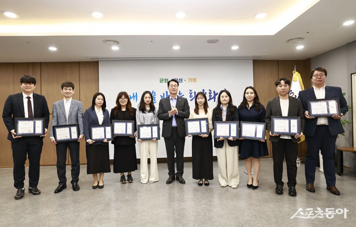 지난 26일 시청 중앙회의실에서 정명근 화성특례시장과 우수직원 표창을 받은 화성특례시 공공기관 직원들이 함께 기념 촬영을 하고 있다. 사진제공｜화성시