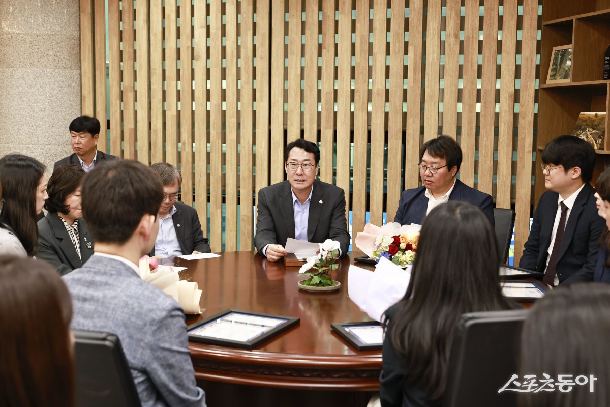 지난 26일 시청 중앙회의실에서 정명근 화성특례시장과 우수직원 표창을 받은 화성특례시 공공기관 우수직원들이 함께 대화하고 있다. 사진제공｜화성시