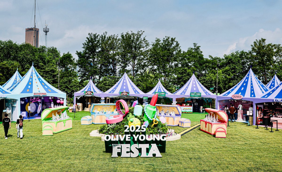 CJ올리브영의 ‘2025 올리브영 페스타’가 역대 최대 규모의 부스와 콘텐츠로 꾸민 뷰티 페스티벌이자, K-뷰티의 현재와 미래를 공유하는 ‘K-뷰티 산업 컨벤션’의 역할을 톡톡히 하며 성황리에 막을 내렸다. ‘2025 올리브영 페스타’ 전경. 사진제공|CJ올리브영