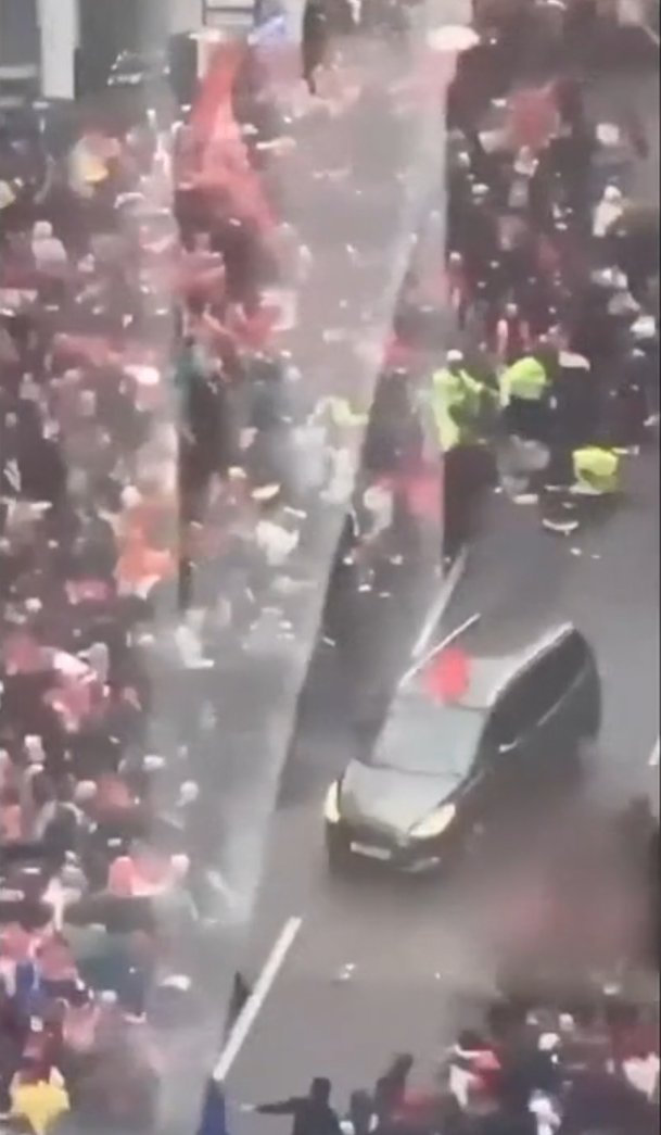 영국 공영방송 ‘BBC’는 27일(한국시간) “리버풀의 우승 퍼레이드 도중 차량 한 대가 군중 속으로 돌진해 27명이 병원으로 이송됐다”고 보도했다. 사진출처|X