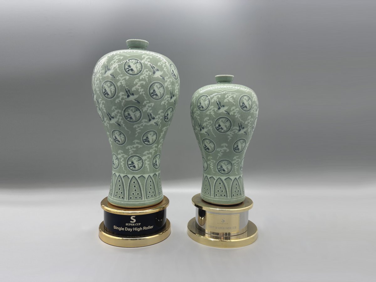 슈퍼컵 우승자가 받게 될 청자 트로피. 한국 전통의 미(美)를 현대적으로 재해석했다. 사진제공 | 이사벨글로벌