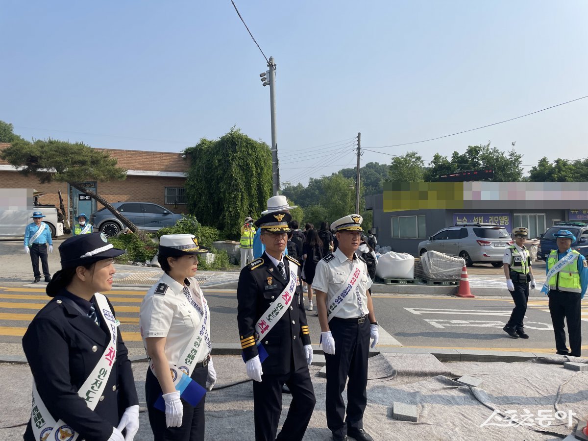 최진태 남부경찰서장(윈쪽 세번째)은 27일 예봉초등학교 앞 사거리에서 ‘안전띠 착용 일상화 착한 캠페인’을 하고 있다. 사진제공ㅣ남양주남부경찰서
