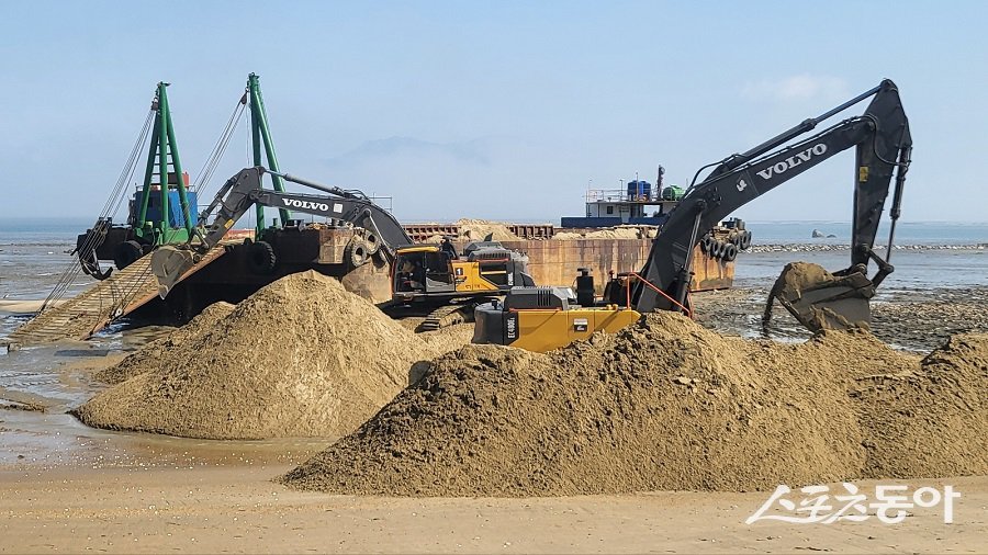 옹진군, 2025년 지정해수욕장 8개소 백사장 침식 구간을 복원하는 양빈 사업을 진행하고 있다. 사진제공|옹진군청