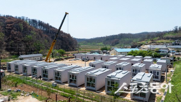 영덕군이 대형 산불 이재민 임시주택에 대한 안전 등을 확인 점검하고 있다. 사진제공 ㅣ 영덕군