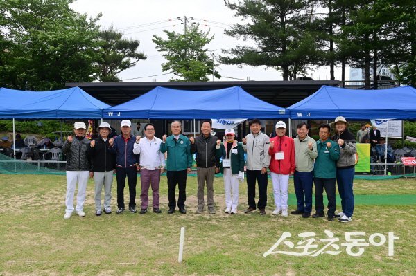제6회 봉화군수배 파크골프대회 참석 내빈들이 파이팅 하고 있다. 사진제공 ㅣ 봉화군