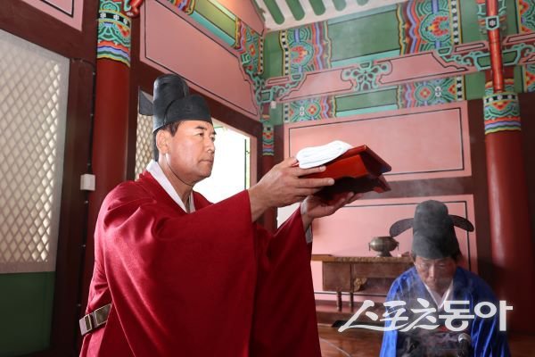 강영석 상주시장이 지난 26일 정기룡 장군 탄신제를 지내고 있는 모습. 사진제공|상주시