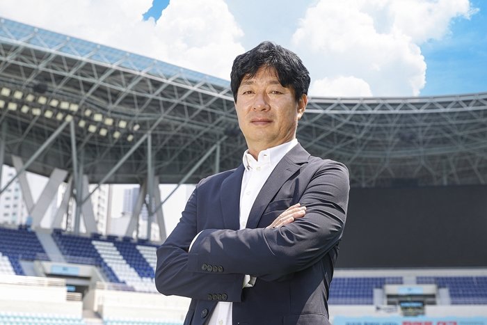 대구FC가 27일 김병수 전 수원 삼성 감독을 제15대 감독으로 선임했다. 그는 다음 달 1일 대구iM뱅크파크에서 열릴 광주FC와 홈경기에서 데뷔전을 치를 계획이다. 이번 시즌 최하위 대구는 김 감독 선임으로 9년 연속 K리그1에 잔류하겠다는 의지다. 사진제공│대구FC