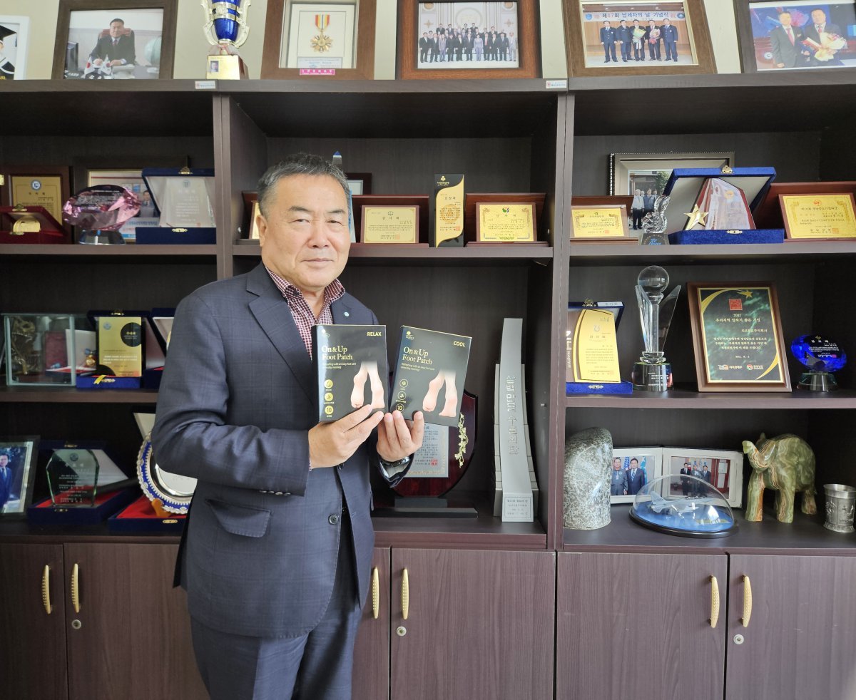 KJI공업 홍기진 대표이사가 천연성분인 살리실산메틸이 함유된 신제품 ‘온업풋패치’를 들고 포즈를 취하고 있다. 홍 대표는 “‘온업풋패치’는 발의 피로와 근육 통증, 부종 완화에 효과가 있다”고 설명했다. 사진제공 ㅣ KJI공업