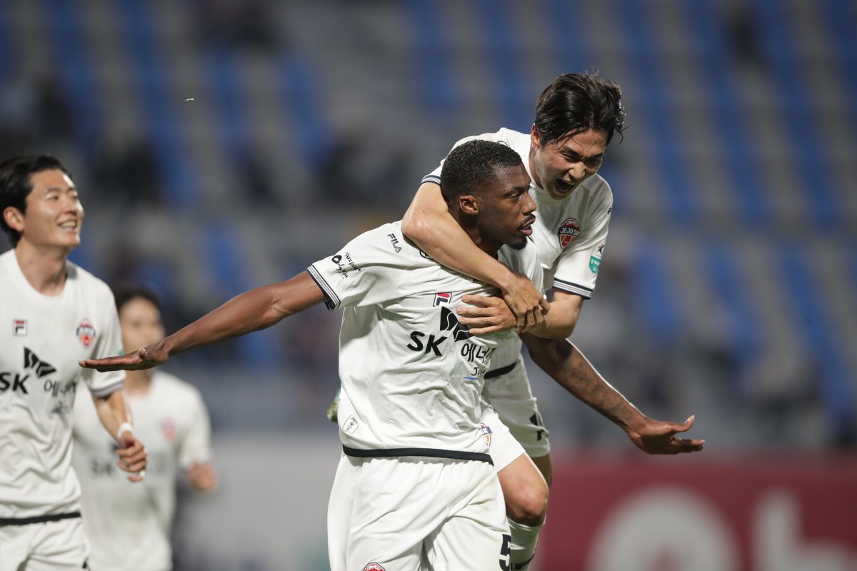 제주 이탈로가 27일 수원종합운동장에서 열린 수원FC와 K리그1 16라운드 원정경기에서 전반 34분 헤더골을 터트린 뒤 동료들의 축하를 받고 있다. 사진제공|한국프로축구연맹