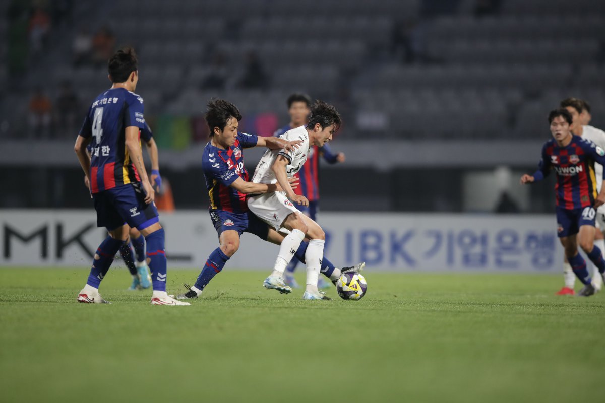 제주 김주공과 수원FC 장윤호가 27일 수원종합운동장에서 열린 K리그1 16라운드 경기 도중 치열한 볼다툼을 벌이고 있다. 사진제공|한국프로축구연맹