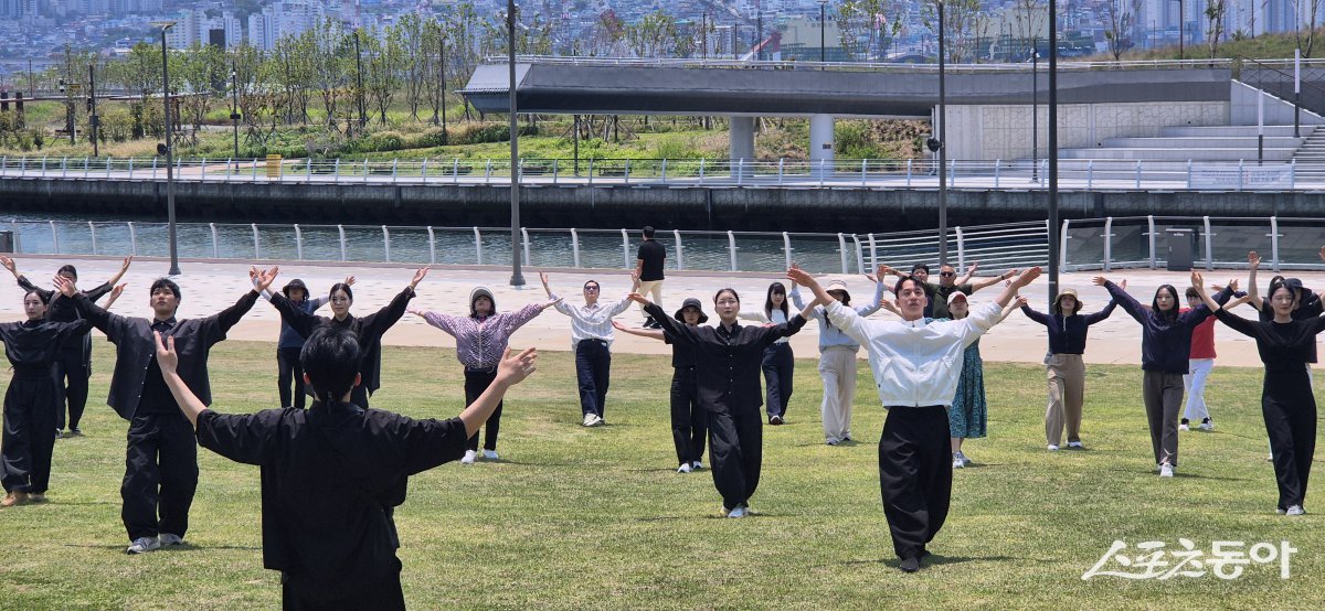지난 27일 행사 참가자들이 북항친수공원 일원에서 국악생활체조 배우기를 하고 있다. (사진제공=부산시설공단)