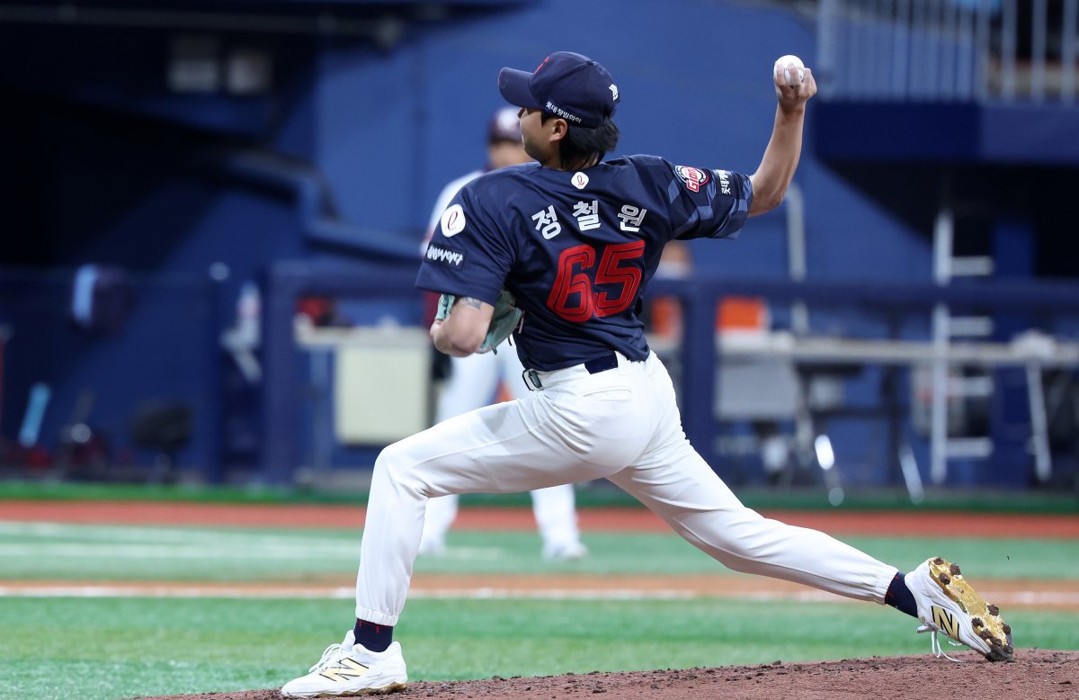 롯데 정철원은 팀의 승리를 지키기 위해 몸을 아끼지 않는다. 그렇다 보니 ‘너무 많이 던지는 게 아니냐’는 우려도 있다. 그는 “이 정도도 못 버틸거라면 불펜투수를 하면 안 됐다”고 책임감을 보였다. 뉴시스