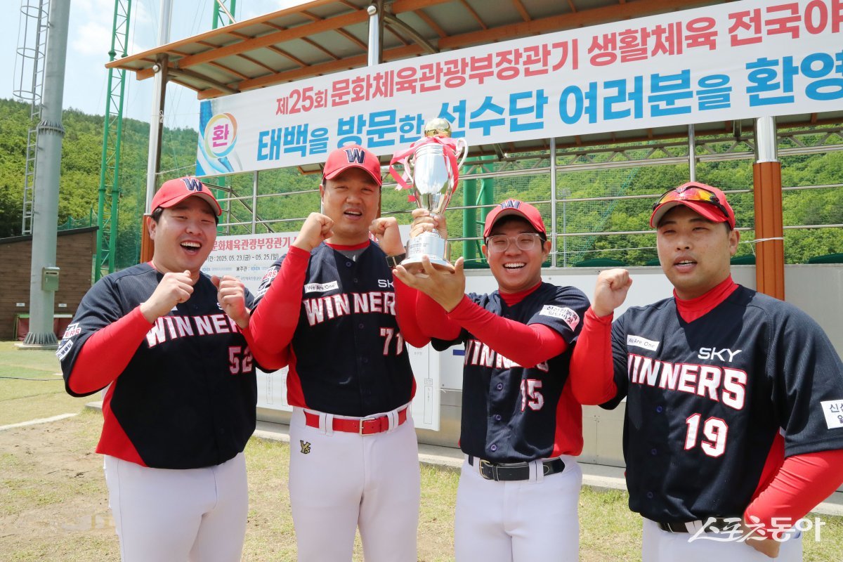 지난 25일 태백스포츠파크에서 열린 ‘문화체육관광부장관기 생활체육 전국 야구대회’에서 신천지예수교회 야구팀이 2부 경기에 출전해 공동 3위를 달성한 뒤 기념촬영을 하고 있다. (사진제공=신천지예수교회)