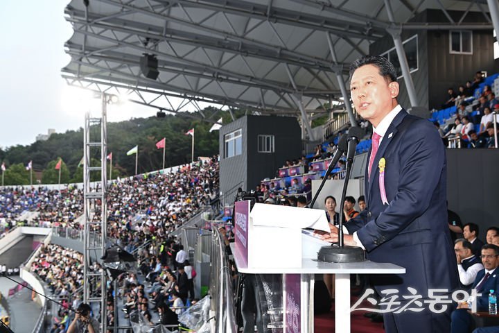 지난 27일 오후 열린 대회 개막식에서 대회 조직위원장인 김장호 구미시장이 환영사를 하고 있다. 사진제공ㅣ구미시
