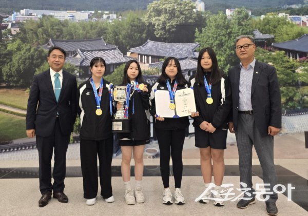 제54회 전국소년체전 사격 여중부 공기소총단체전에서 금메달을 수상한 선수들이 기념촬영하는 모습. (왼쪽부터 주지홍 경북사격연맹회장, 최예린, 정명빈, 이채원, 정예닮, 박현탁 포항시사격연맹회장) 사진제공|경북사격연맹