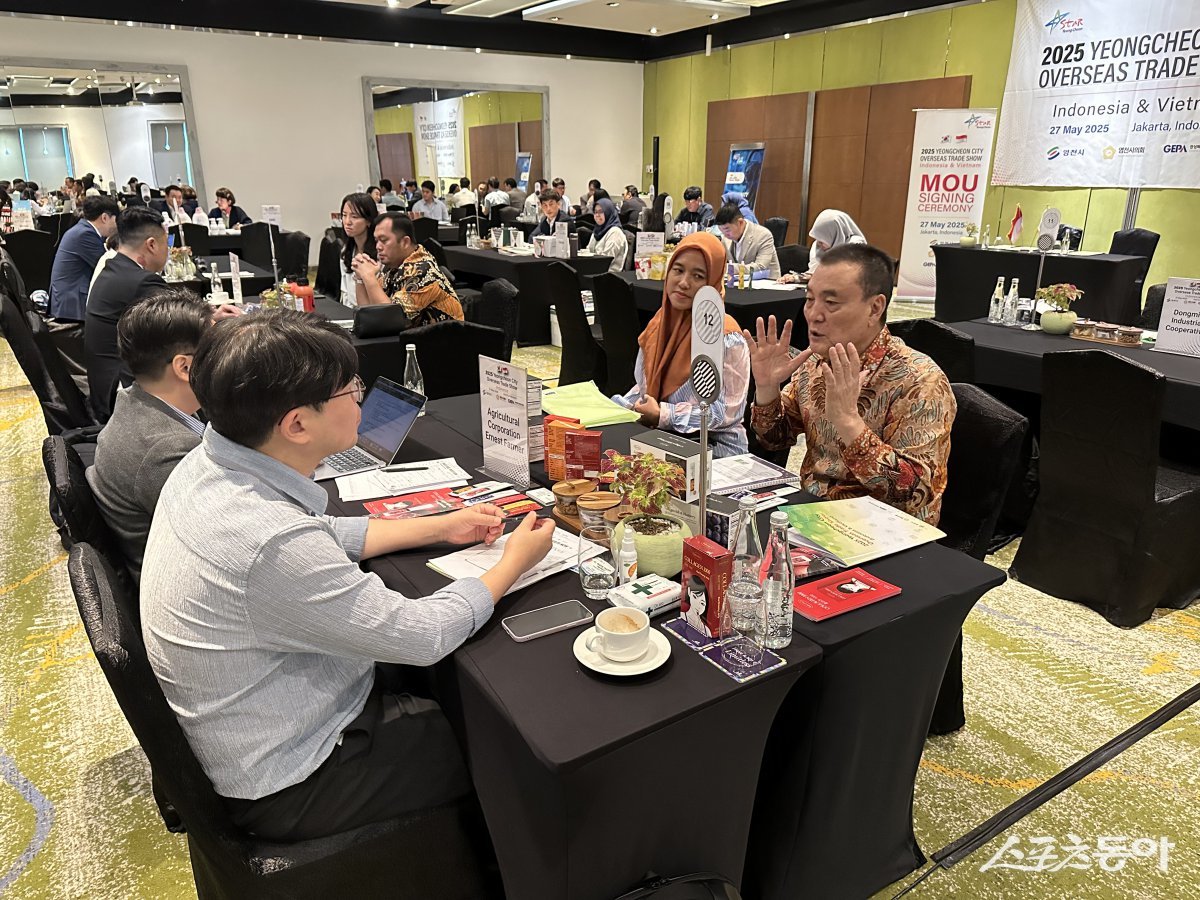영천시 해외 무역사절단이 인도네시아 현지에서 바이어들과 수출삼담을 하고 있다. 사진제공ㅣ영천시
