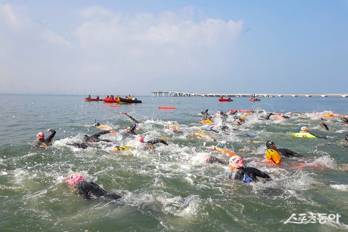 지난해 9월 거북섬에서 열린 제 13회 전국생활체육 장거리 핀수영대회. 사진제공|시흥시