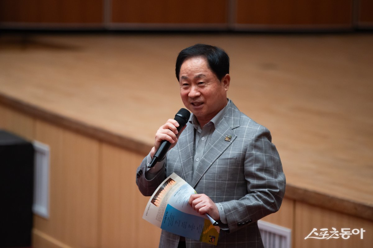 주광덕 시장이 27일, 다산아트홀 남양주시립합창단 기획공연에서 관람객에게 인사말을 하고 있다. 사진제공ㅣ남양주시