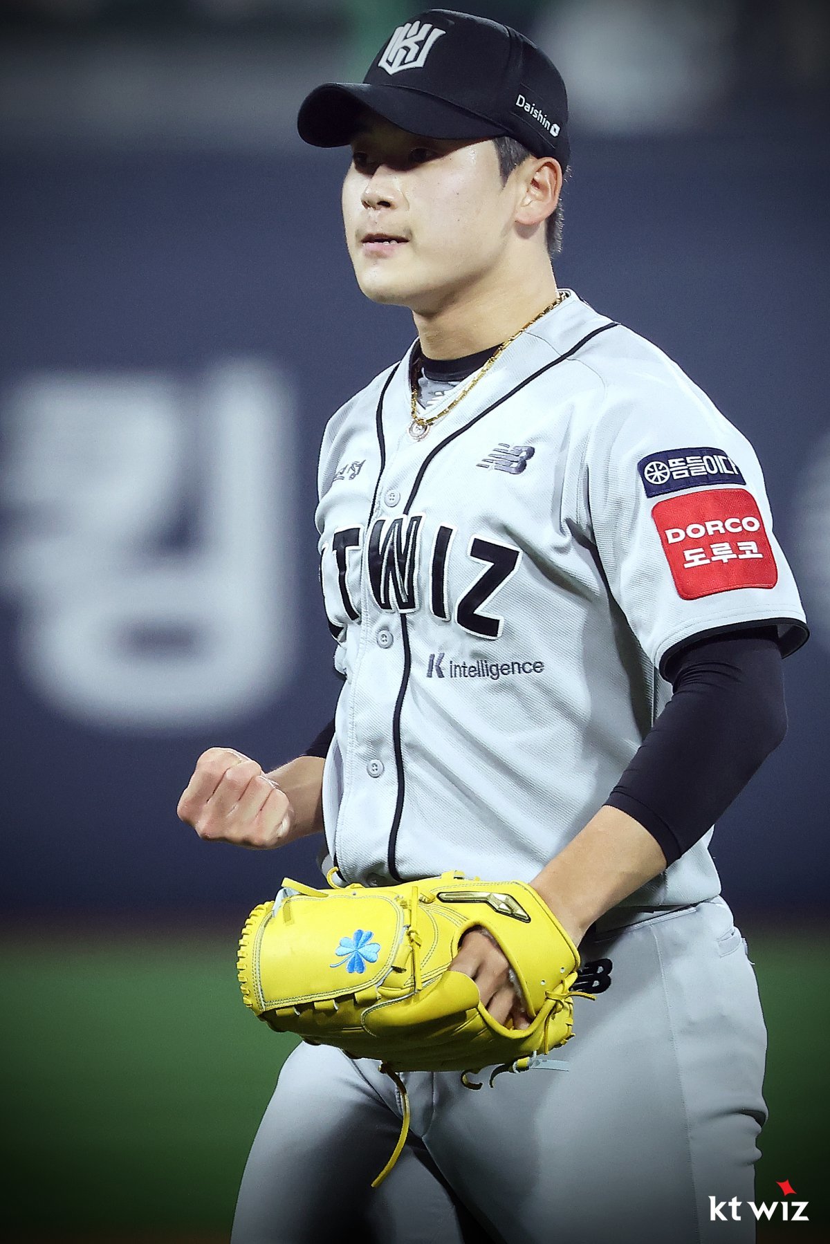 KT 마무리투수 박영현이 27일 수원KT위즈파크에서 열린 두산과 홈경기에 구원등판해 2-1 승리를 지켜낸 뒤 주먹을 불끈 쥐고 있다. 세이브 부문 1위의 박영현은 올 시즌 40세이브 이상을 너끈히 달성할 태세다. 사진제공|KT 위즈