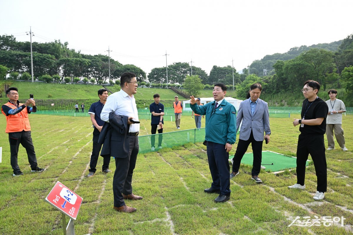 백경현 시장(앞 윈쪽 두번째)이 공약 이행 현장을 확인하고 있다. 사진제공ㅣ 구리시