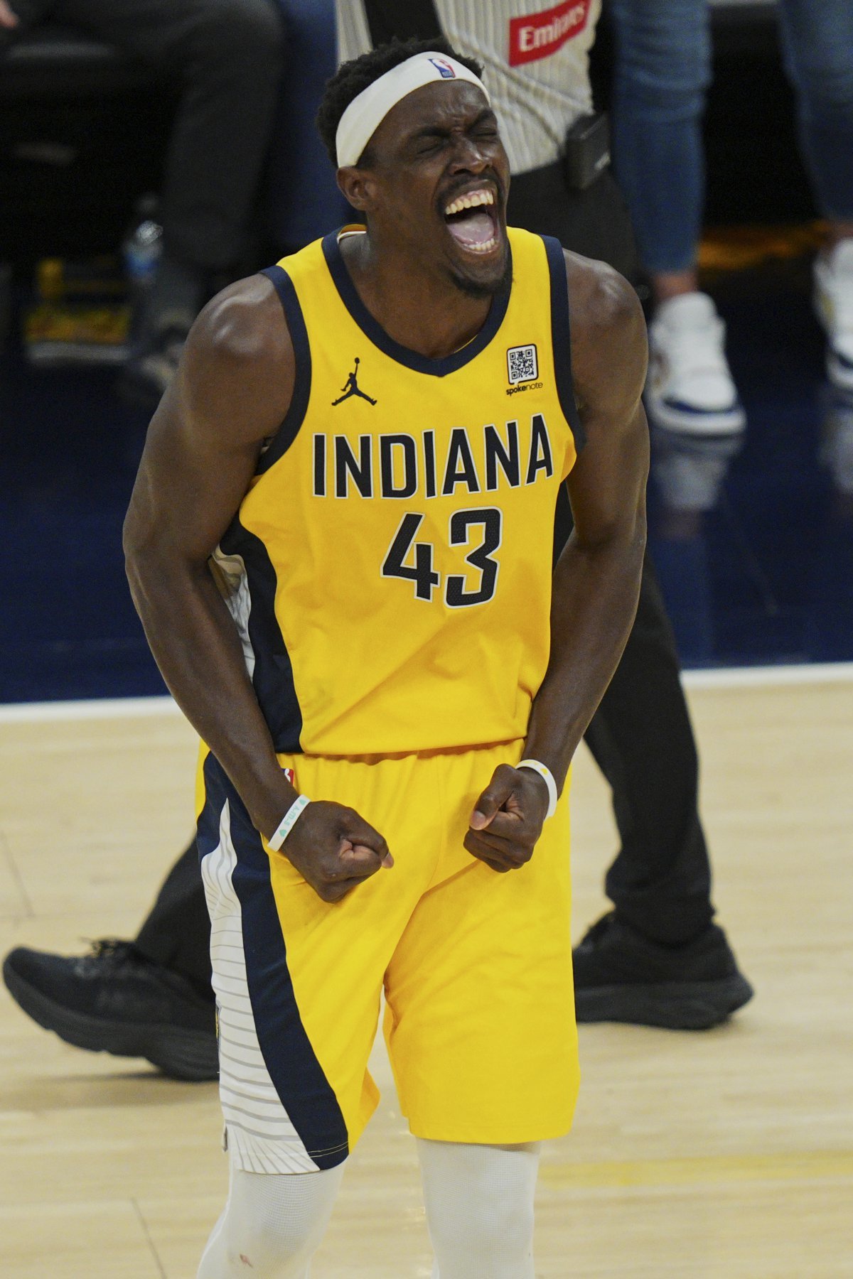 인디애나의 파스칼 시아캄이 28일(한국시간) 게인브릿지 필드하우스에서 열린 뉴욕과 NBA PO 동부 콘퍼런스 결승 4차전 도중 득점에 성공한 뒤 포효하고 있다. 시아캄은 30점을 기록해 인디애나의 승리를 도왔다. 인디애나폴리스(미 인디애나주)|AP뉴시스