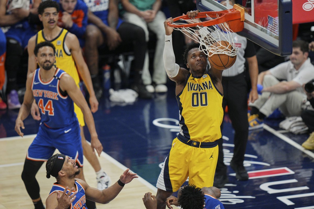 인디애나의 베네딕트 마트린(오른쪽)이 28일(한국시간) 게인브릿지 필드하우스에서 열린 뉴욕과 NBA PO 동부 콘퍼런스 결승 4차전 도중 덩크슛을 터트리고 있다. 마트린은 3·4쿼터 공격에서 힘을 보태 인디애나가 승리를 지키는데 앞장섰다. 인디애나폴리스(미 인디애나주)|AP뉴시스