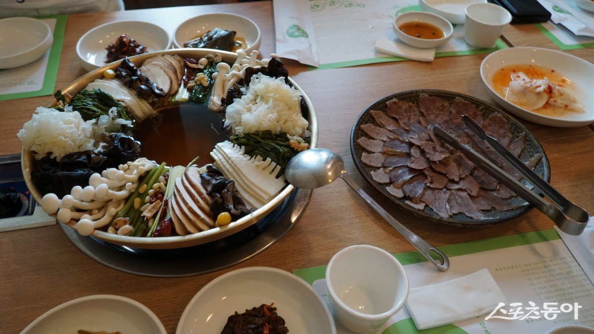 각종 약초와 나물, 버섯, 죽순 등 지역서 난 자연 식재료를 적극 활용한 제천의 약선요리. 제천 시내 곳곳에서 약선요리 전문점을 쉽게 만날 수 있다 단양·제천|김재범 기자 oldfield@donga.com