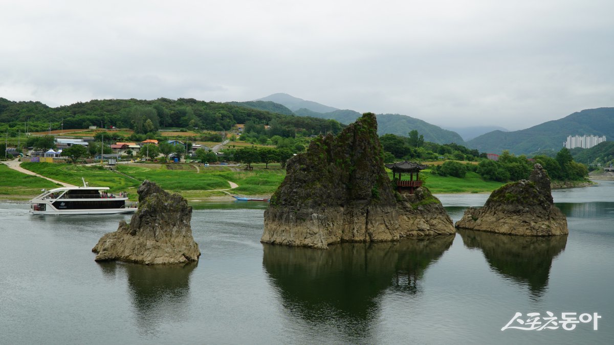 단양팔경에서 가장 먼저 꼽는 명소인 도담상봉. 가운데 장군봉을 중심으로 세 봉우리가 강 가운데 자리한 자태가 비범한데다, 강변과 인근 산세까지 어우러져 장관을 연출한다 단양·제천|김재범 기자 oldfield@donga.com