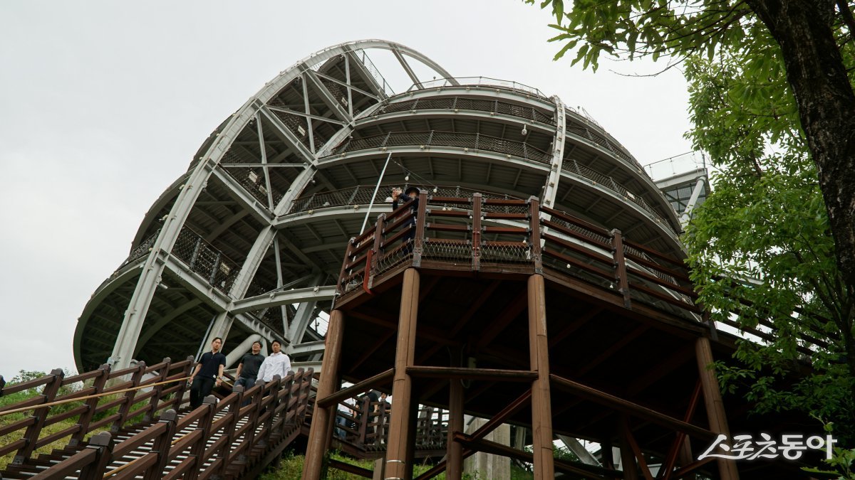 단양의 명물 만천하스카이워크. 남한강 절벽에 지은 대형 전망대로 둥근 외형과 최상부 전망대 부분의 유리바닥 돌출 전망대가 유명하다 단양·제천|김재범 기자 oldfield@donga.com
