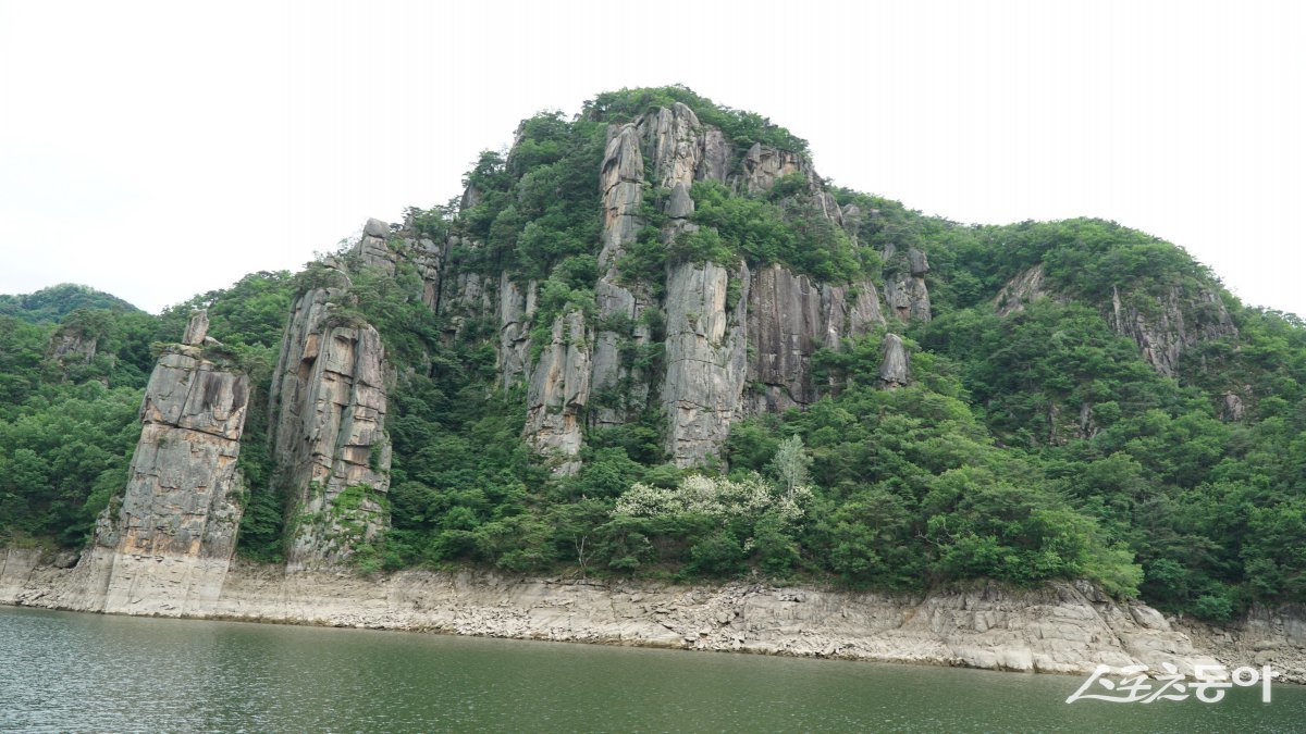 충주호를 왕복하는 단양 장회나루 유람선에서 바라본 단양팔경 옥순봉. 장회나루 유람선은 단양팔경의 구담봉과 옥순봉을 수상에서 감상할 수 있어 많은 사람들이 찾는다 단양·제천|김재범 기자 oldfield@donga.com