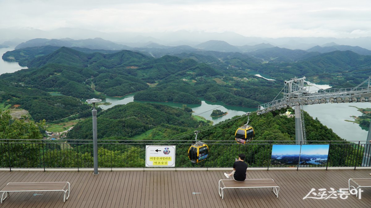 제천 청풍호의 절경을 감상할 수 있는 청풍호반 케이블카 비봉산 전망대. 청풍호반 케이블카는 청풍면 물태리에서 비봉산 정상까지 2.3km 구간을 운행한다 단양·제천|김재범 기자 oldfield@donga.com