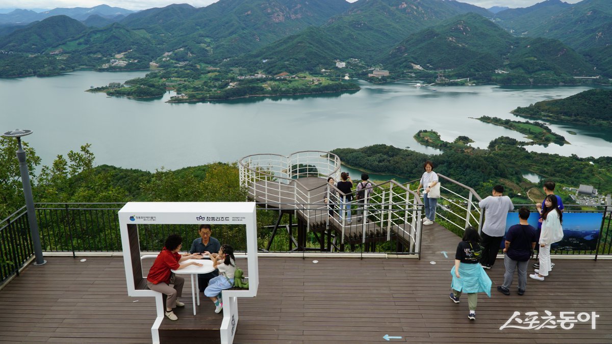 제천 청풍호반 케이블카로 올라가는 비봉산 전망대에서 내려다본 청풍호의 모습. 오밀조밀하게 나고 들어간 수변이 마치 남해안의 한려수도 다도해를 바라보는 것 같은 느낌을 준다 단양·제천|김재범 기자 oldfield@donga.com