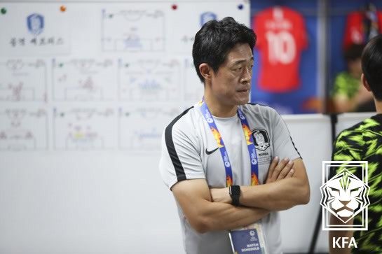 U-22 축구대표팀의 사령탑으로 선임된 이민성 감독은 ‘잃어버린 13개월’의 시간을 되찾아야 한다. 내년 9월 아시안게임과 2028년 올림픽까지 선수 육성과 조직력 구축에 힘써야 한다. 사진제공|대한축구협회