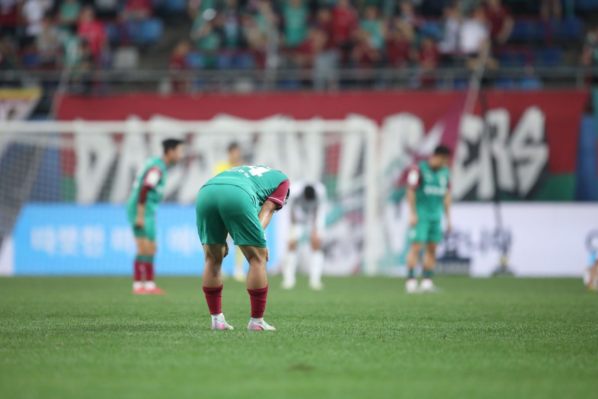 대전하나 선수들이 27일 대전월드컵경기장에서 열린 포항과 K리그1 16라운드 홈경기에서 1-3으로 패한 뒤 허리를 굽히며 허탈해하고 있다. 수비 불안이 아킬레스건으로 작용하는 모습이다. 사진제공|한국프로축구연맹