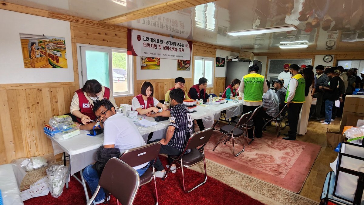 고려대의료원 의료진들이 스리랑카 이주 노동자 대상으로 의료봉사를 하고 있다 사진제공|고려대의료원