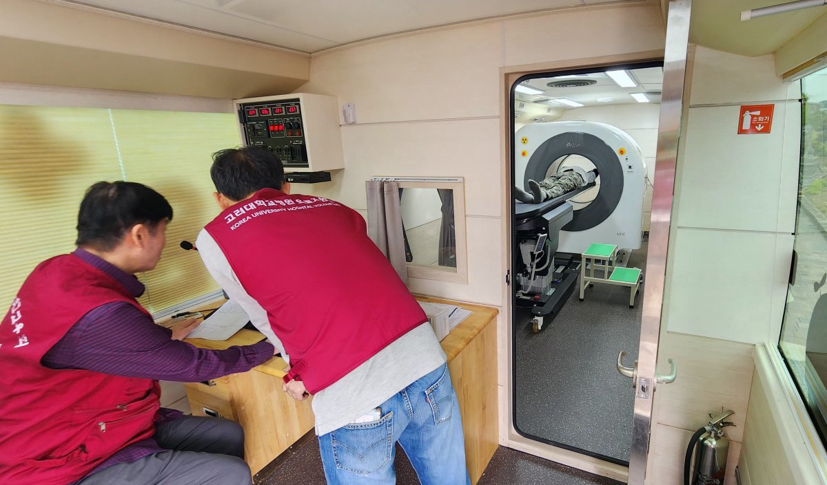 고려대의료원 의료진들이 온드림 모바일 병원에서 스리랑카 이주노동자를 대상으로 CT촬영을 하고 있다 사진제공 |고려대의료원