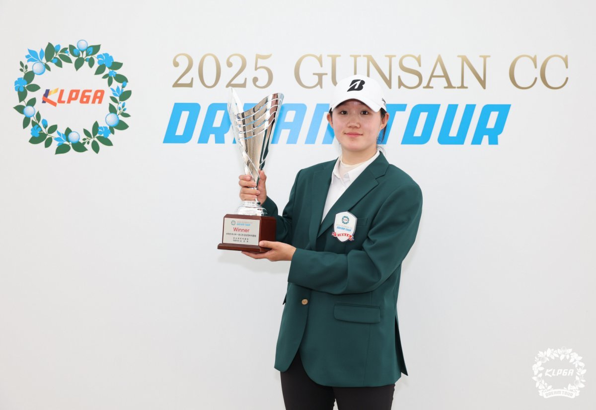 KLPGA 2025 군산CC 드림투어 6차전에서 정상에 오른 안재희가 챔피언 트로피를 들고 포즈를 취하고 있다. 사진제공 | KLPGA