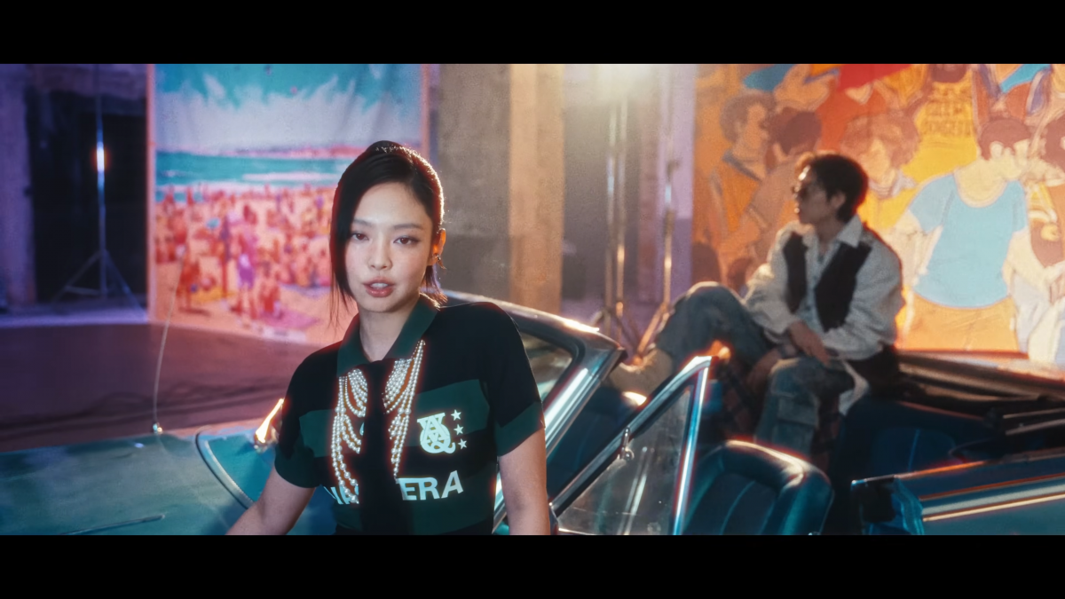 바퀘라는 2013년 론칭한 미국의 패션 브랜드다. 젠더 및 계급 이념을 전복시키는 디자인으로 K팝 셀럽들의 사랑을 받은 바, 제니와 현아 역시 해당 브랜드의 제품을 착용한 이력이 공개되며 눈길을 끈다. 사진 | 유튜브 하이브 레이블