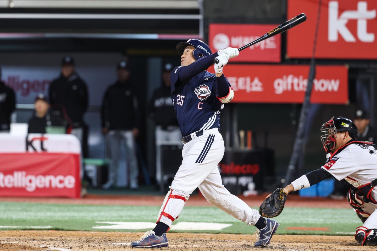 두산 양의지가 28일 수원KT위즈파크에서 열린 KT와 원정경기에서 멀티홈런을 쏘아 올리며 팀의 승리를 이끌었다. 두산은 양의지의 활약에 힘입어 하위권 탈출의 의지를 다시 한번 보여줬다. 사진제공|두산 베어스