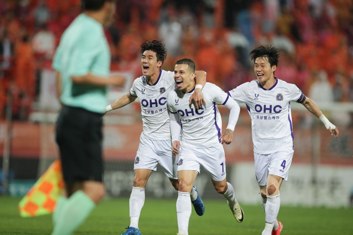 안양 마테우스(가운데)가 28일 강원과 원정경기에서 프리킥 선제골을 넣은 뒤 동료들과 기뻐하고 있다. 안양은 마테우스의 멀티골에 힘입어 2-1 승리를 거뒀다. 사진제공|한국프로축구연맹
