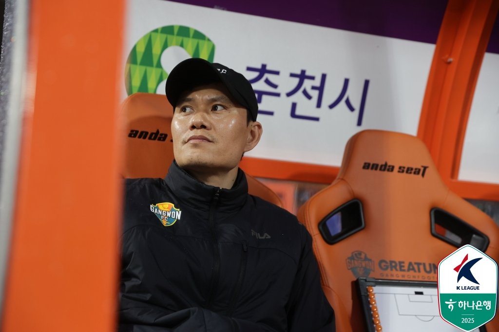 강원 정경호 감독이 28일 안양과 홈경기에서 그라운드를 바라보고 있다. 사진제공|한국프로축구연맹