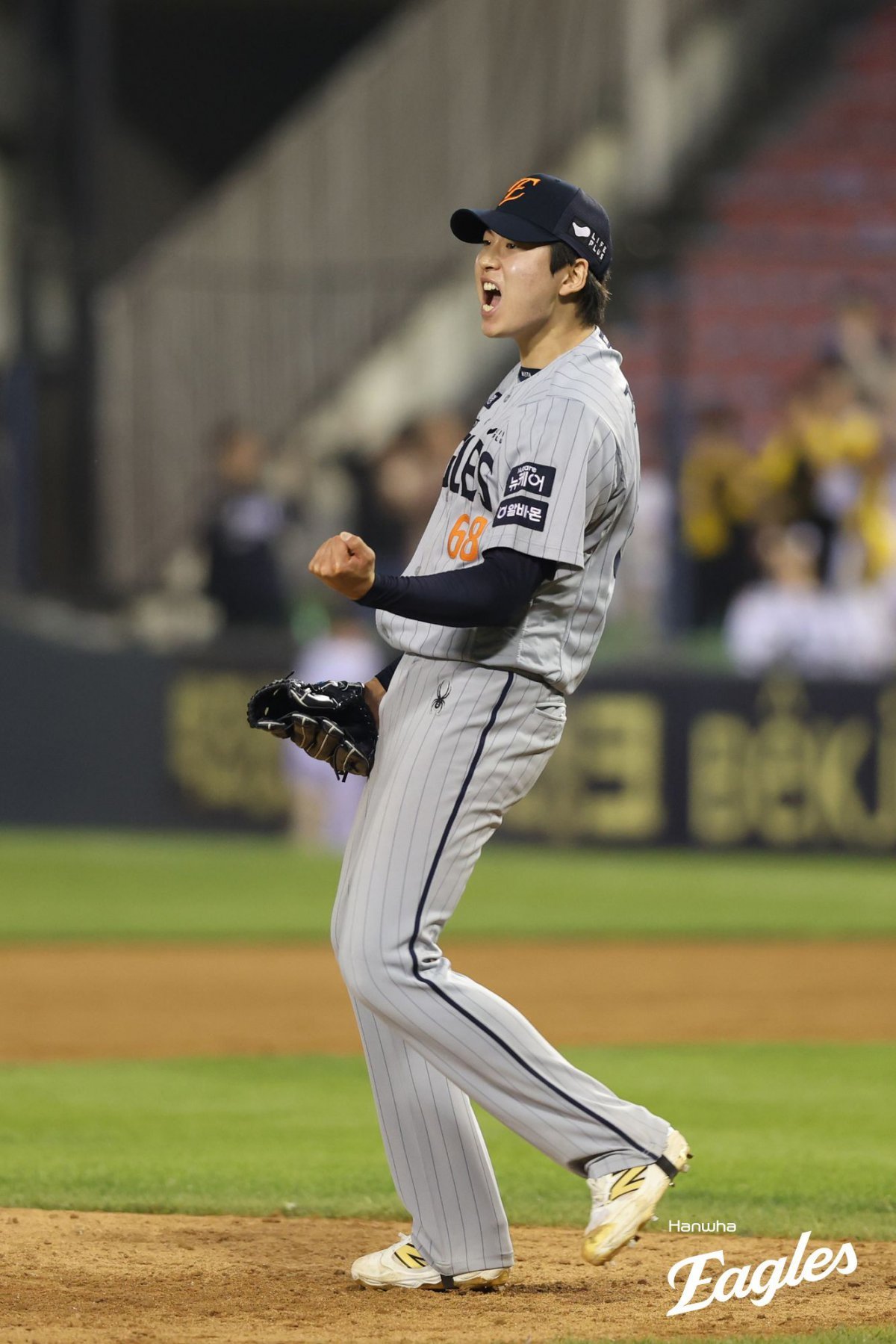 한화 조동욱이 28일 잠실구장에서 열린 LG전에 등판해 연장 11회말 아웃카운트를 잡은 뒤 포효하고 있다. 0.2이닝 무실점 투구를 한 조동욱은 데뷔 첫 세이브를 수확했다. 사진제공|한화 이글스