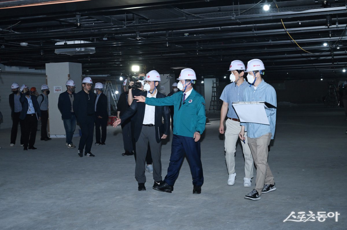 백경현 구리시장(오른쪽 세번째)이 ‘롯데마트 구리점’ 6월 26일 개장 전 사전점검하고 있다. 사진제공ㅣ구리시