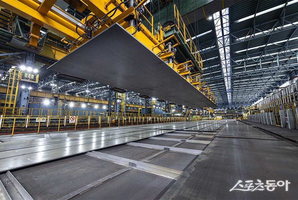 포스코의 고망간강이 진공흡착식 크레인으로 이송되고 있다. 사진제공ㅣ포스코