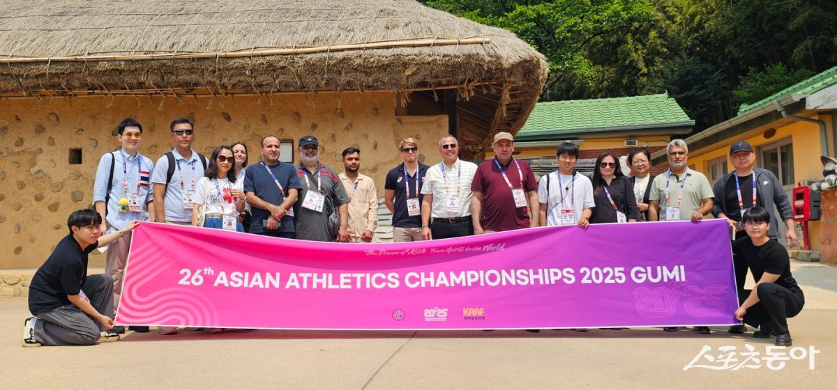 지난 28일 박정희 대통령 생가를  방문한 아시아육상연맹 임원과 각국 대표단이 기념촬영을 하고 있다. 사진제공ㅣ구미시