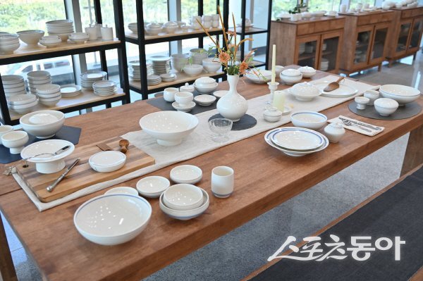 청송군이 청송백자 온라인 특별할인판매를 실시해 산불 피해 지원과 지역 경제 회복을 기하고 있다. 사진제공 ㅣ 청송군