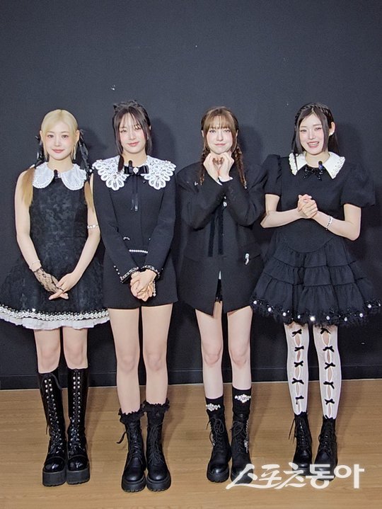 ‘케이팝 뮤즈’ 피프티피프티는 ‘푸키’에 이어 ‘미드나이트 스페셜’(MIDNIGHT SPECIAL)이란 후속곡도 내놓고 새 앨범 ‘데이 앤드 나이트’(DAY&NIGHT) 활동을 이어가고 있다. 피프티피프티의 예원, 하나, 문샤넬 , 아테나(왼쪽부터) 양주연 기자 juyeon@donga.com